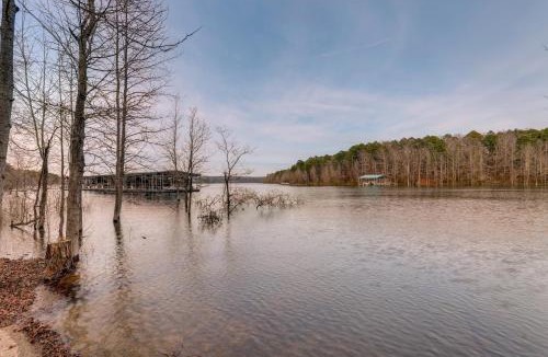 Wilburn House | Greers Ferry Lake Access & Deck: Group Getaway!