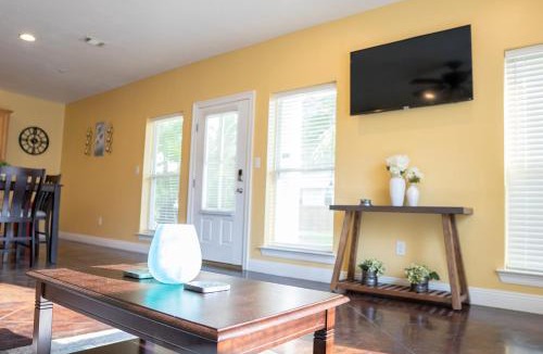 Kreole Apartment | Ground Floor, 3BR, Free Parking, Near Refinery -E-
