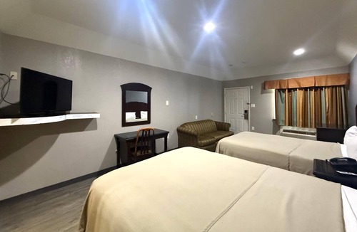 Greater Greenspoint Hotel | Group-Friendly Unit Near George Bush Airport - 6.8 mi | Free Parking & Breakfast