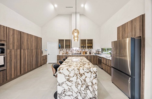 Conroe House | Group Retreat with Saltwater Pool + WiFi + Bungalow
