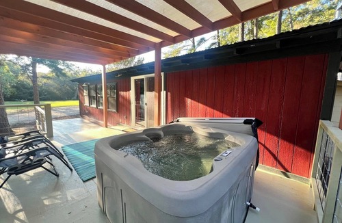 Kennard Cabin | GUEST HOUSE "GROOVY" PRIVATE HOT TUB ON DECK, WIFI, ROKU.