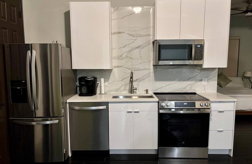 Spring House | Guesthouse with Lakeview in The Woodlands: Pool, BBQ, Firepit, Bike, Paddle Boat