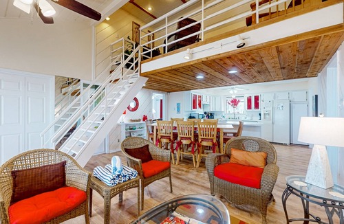 Spanish Grant House | Gulf-front home with deck, loft & direct beach access