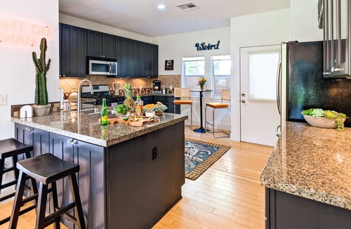Bouldin House | Hacienda SoCo - Fire Pit & 3 Min Walk to SoCo