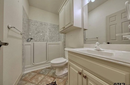 Whitehouse House | Handicap accessible 3-bedroom house with Heated Indoor Pool and WiFi in Troup TX