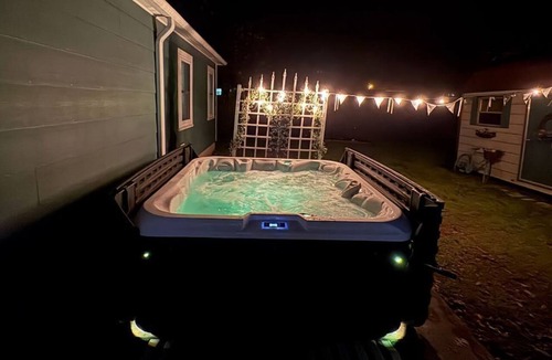 Saint Jo House | Harvest House - Vineyard Charm w/New Hot Tub in Saint Jo