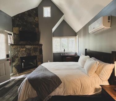 Eureka Springs Historic District Ski Chalet | Hearthstone Hideaway at Tudor Suites