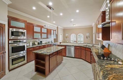 South Side House | Heated Pool + Hot Tub + 7 BR + 3 Kings + 20 min Beach + DT + BBQ + Pool Table
