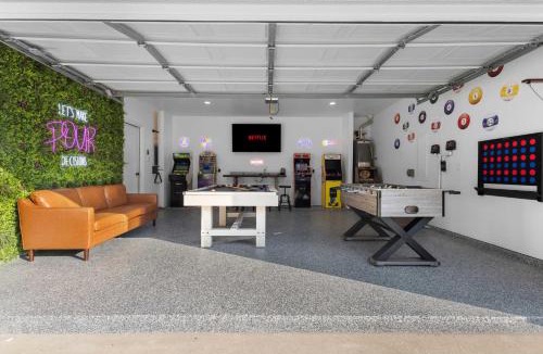 Rockwall House | Heated Pool & Spa Mini Golf Bowling Game Room perfect for family