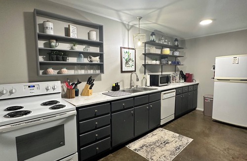 Natchitoches Apartment | Hidden Gem Quiet 2BR Guest House Near Downtown with King Beds, Kitchen & Patio