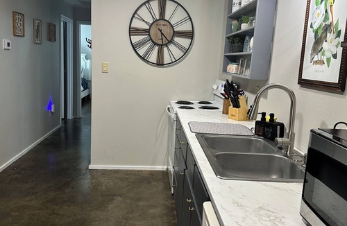 Natchitoches Apartment | Hidden Gem Quiet 2BR Guest House Near Downtown with King Beds, Kitchen & Patio