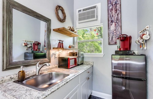 Weatherford House | Hidden Treasure Tiny Harvest House Forest Getaway 30 Min. West of Fort Worth