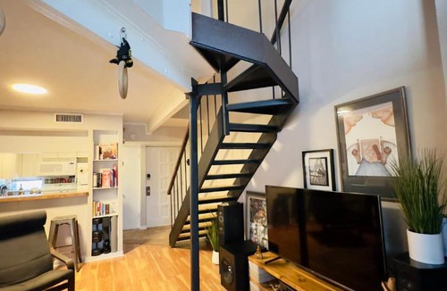 Turtle Creek Apartment | HiFi Sound & Comfort - Uptown Dallas/2-story loft