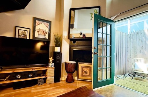 Turtle Creek Apartment | HiFi Sound & Comfort - Uptown Dallas/2-story loft