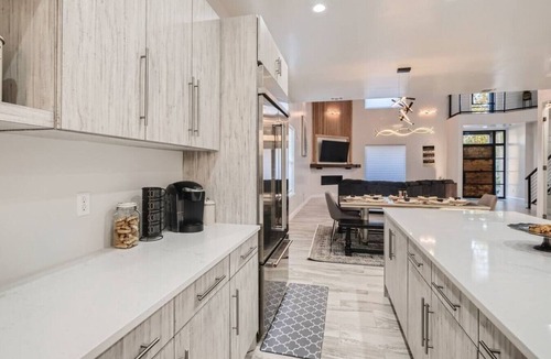 Nevada Street House | High End 5 BDRM Home W/Heated Pool & Mins to Riverwalk/Downtown