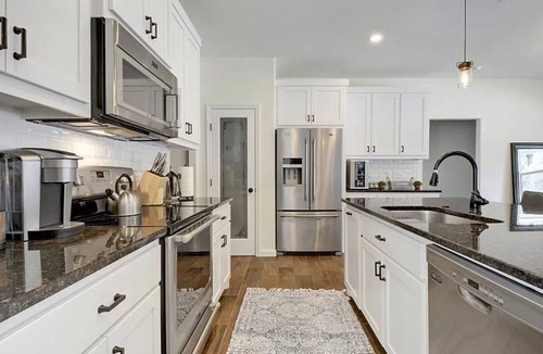 Briarcliff House | Hill Country Home on Willie Nelson GolfCourse, acre lot, golfcart ride to lake