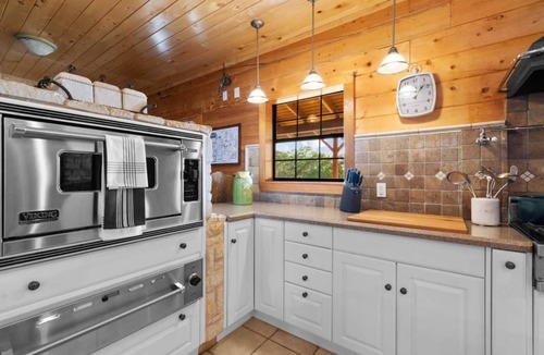 Dripping Springs House | Hill Country pet-friendly retreat for 30 guests with pool, hot tub, pickleball & unforgettable sunset views.