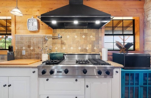 Dripping Springs House | Hill Country pet-friendly retreat for 30 guests with pool, hot tub, pickleball & unforgettable sunset views.