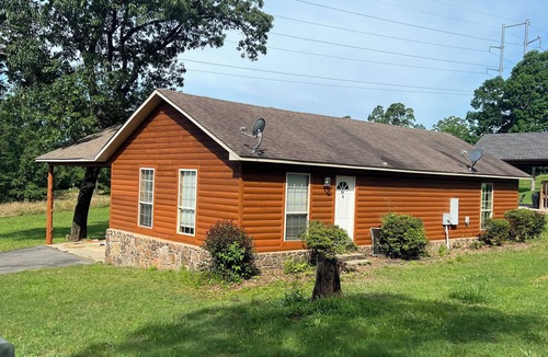 Edgemont Cabin | Hill Creek Cabin 2 Minutes from Marina and boat ramp on Greers Ferry Lake