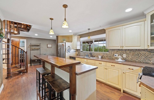 Oatmeal House | Hilltop/2Kingbeds/Wi-Fi/Sleeps7/Jacuzzi/TerraceDine/Entire2br2baHome/4acres/Pets