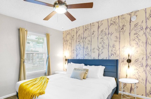 Riverside Apartment | Hip Retreat on Riverside | Pool, Gym & Fast WiFi