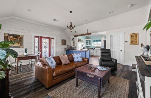 Boerne House | Historic 1 BR Cottage - Mountain Views - Firepit