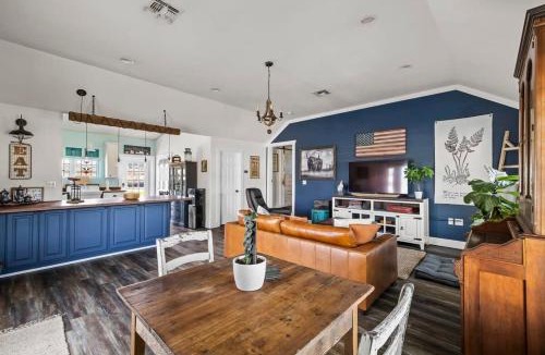 Boerne House | Historic 1 BR Cottage - Mountain Views - Firepit