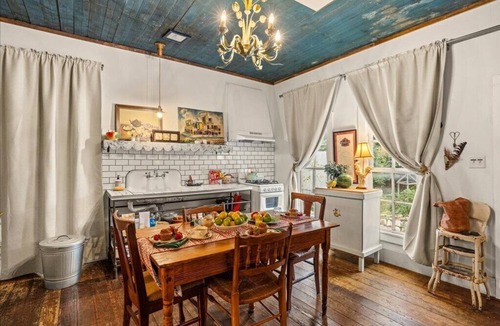 Granbury Cottage | Historic 1890s Cottage: Walk to historic square, beach, & hiking trail!