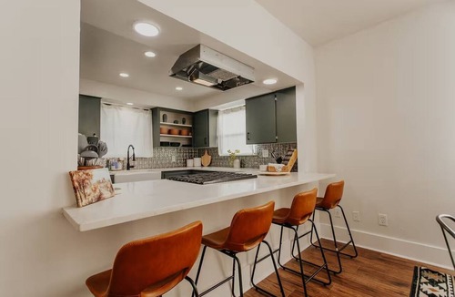 Waco House | Historic 1920s Waco Retreat w/Hot Tub, Firepit & Game Room – Sleeps 10