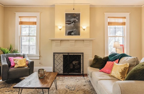 West Campus House | Historic 4BR Victorian Family Townhouse❤️FreeParking Walk to UT, MInts to Dtwn