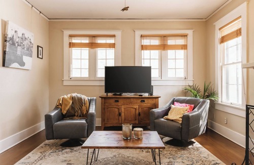 West Campus House | Historic 4BR Victorian Family Townhouse❤️FreeParking Walk to UT, MInts to Dtwn