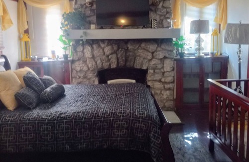 Highland Historic District House | Historic beautiful spacious bungalow 5 minutes from the casinos