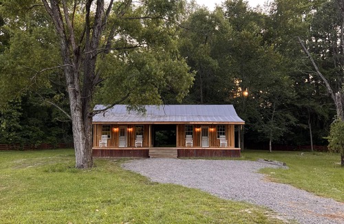 Washington Cabin | Historic Dog-Trot cabin huge porch Farm-stay