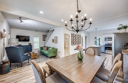 Frisco House | Historic Downtown Frisco- Walk to Dining- 5m to Toyota Stadium- 12m to Universal