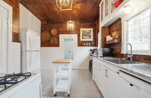 Fairmount House | Historic Home near - TCU/Dickies/Zoo/Museums!