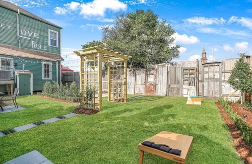 Faubourg Lafayette House | Historic Home| Vibes |Close to FQ| Backyard