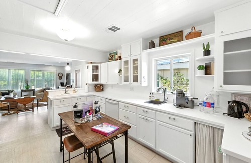 Dripping Springs House | 🌵 Historic Old Town Group Stay w/Hot Tub | Betty Jo & Buffalo Gals 🏡