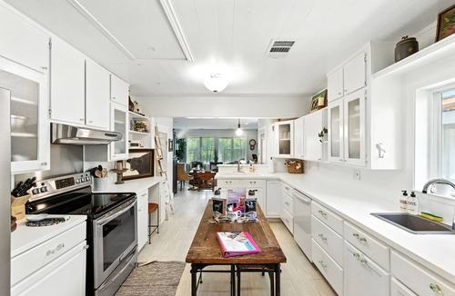 Dripping Springs House | 🌵 Historic Old Town Group Stay w/Hot Tub | Betty Jo & Buffalo Gals 🏡