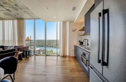 Rainey Street Historic District Condo | Historic Rainey Street condo w/balcony, rooftop pool, fitness center - dog ok