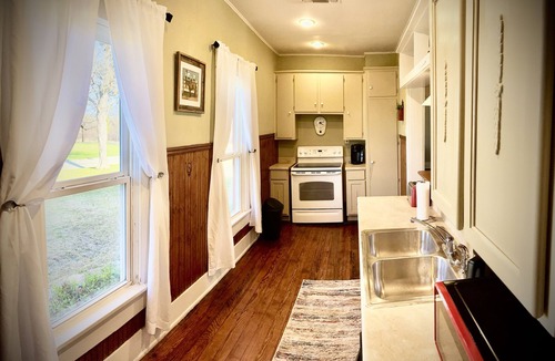 Sunset House | Historic Ranch Bungalow - Luxurious Ranch vacation - Free WiFi - Family Fun!