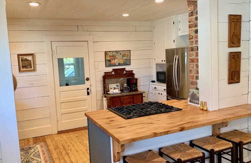 Denton House | Historic Shiplap Cottage, Walk to Denton Shops
