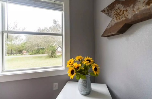 Leander House | Historical Leander Lodge: Sleeps 8, 2 Blks to Lake Travis