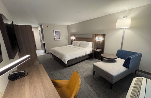 Milton Hotel | Holiday Inn Express Hotel & Suites Lafayette by IHG
