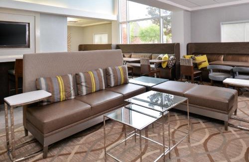 Milton Hotel | Holiday Inn Express Hotel & Suites Lafayette by IHG