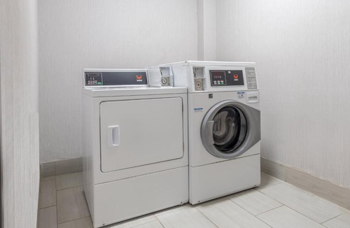 White Rock Hills Hotel | Holiday Inn Express & Suites Dallas East - Fair Park by IHG