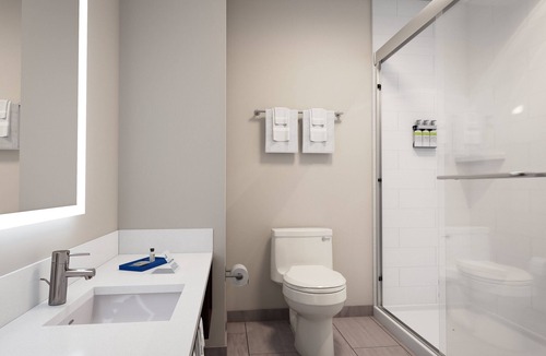 Dayton Hotel | Holiday Inn Express & Suites Dayton Highway 90 by IHG