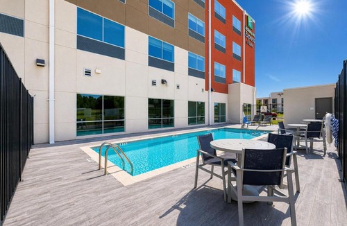 Lindale Hotel | Holiday Inn Express & Suites Lindale - Tyler by IHG