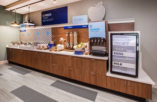 Springlake Hotel | Holiday Inn Express & Suites Shreveport South Park Plaza, an IHG Hotel