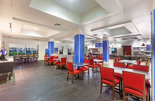 Springlake Hotel | Holiday Inn Express & Suites Shreveport South Park Plaza, an IHG Hotel