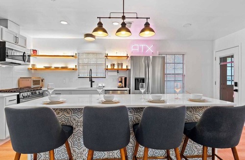 East Cesar Chavez House | Hollywood Vibe Cottage | Game Rm | Near Rainy St.